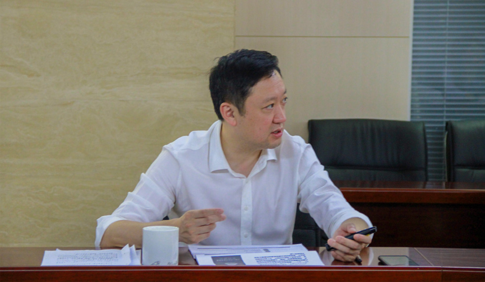 杜岩岫同志参加支部活动,为党员讲授党课