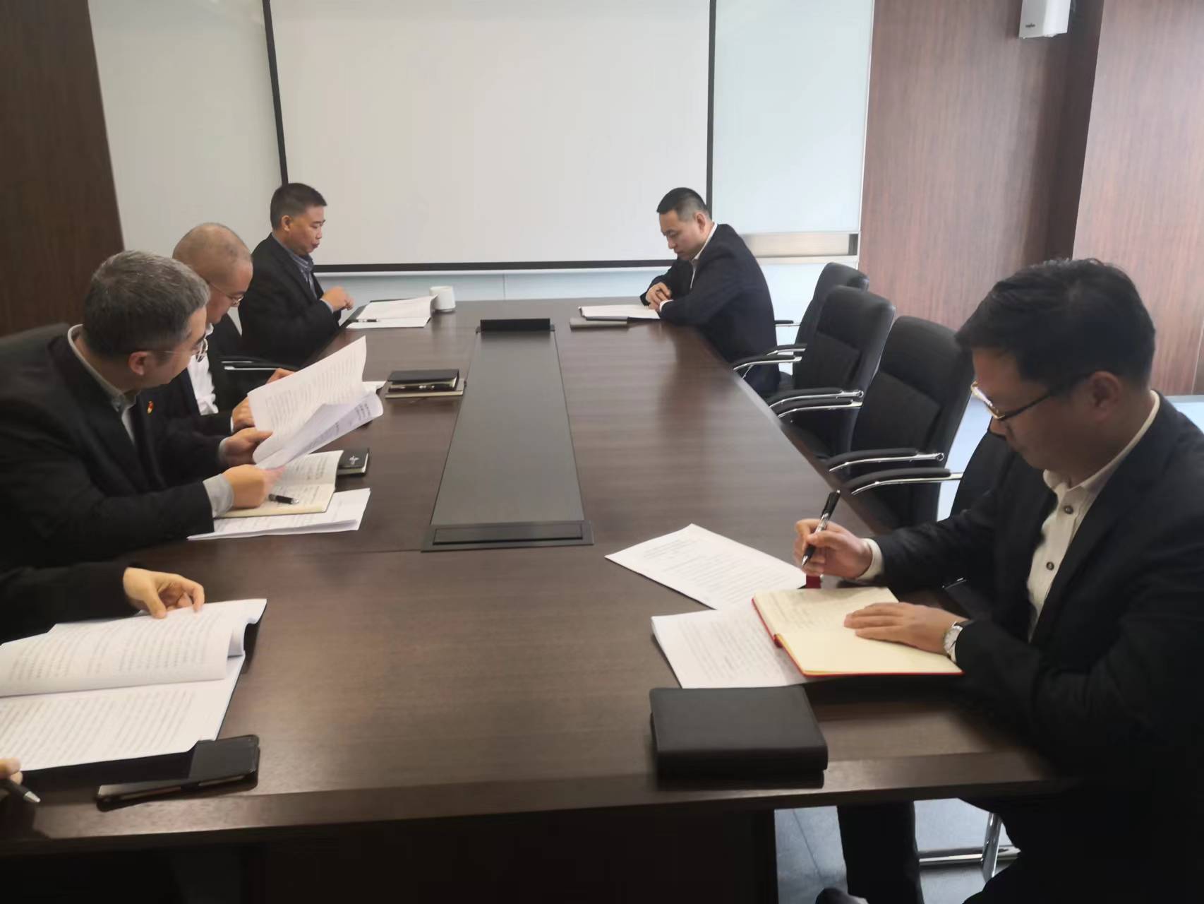 法律事务中心与风险合规中心联合党支部组织全体党员学习二十大报告