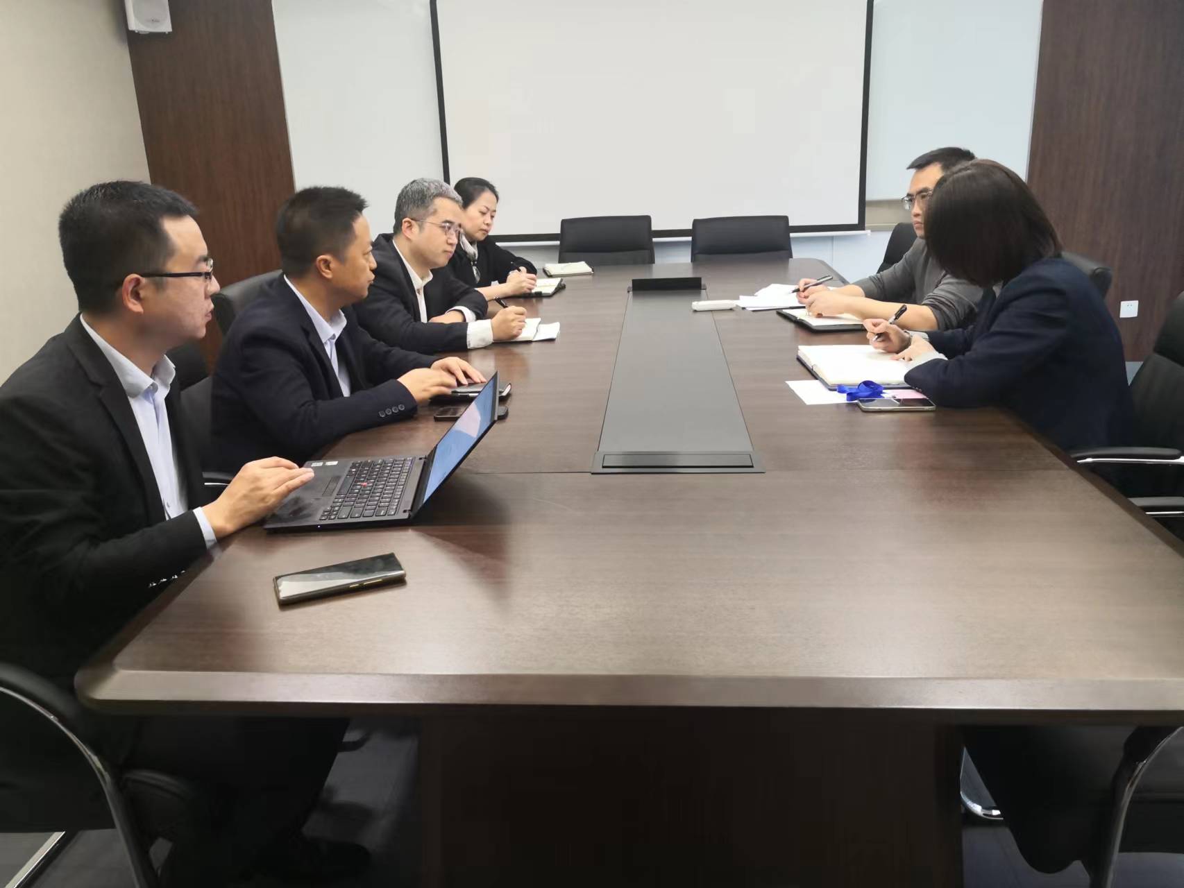 法律事务中心组织召开业务座谈会