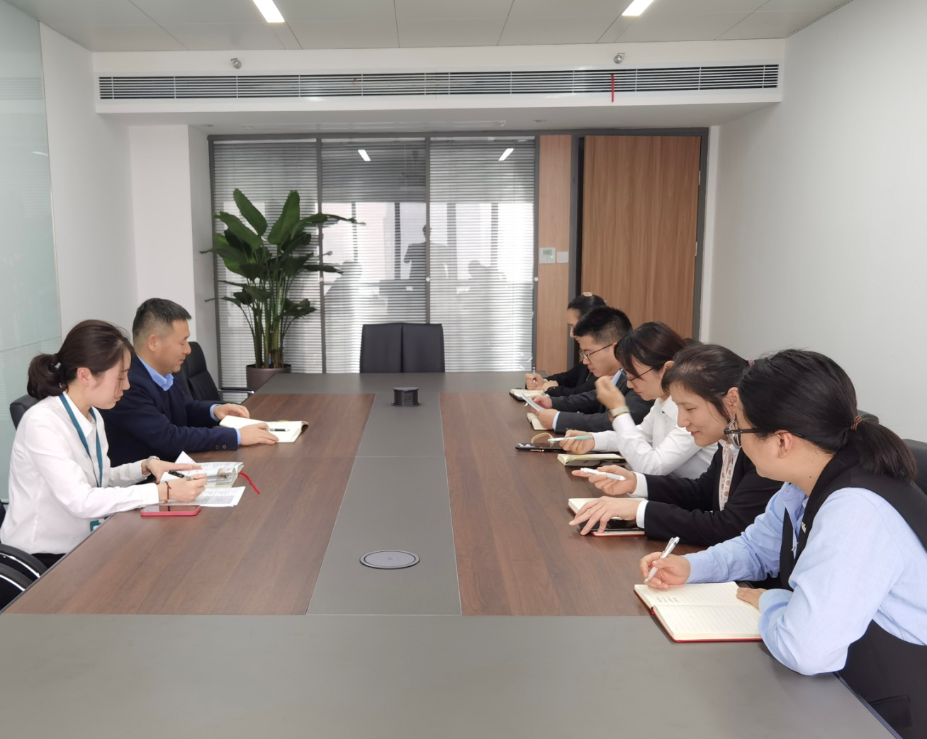 人力资源中心召开工作部署会议