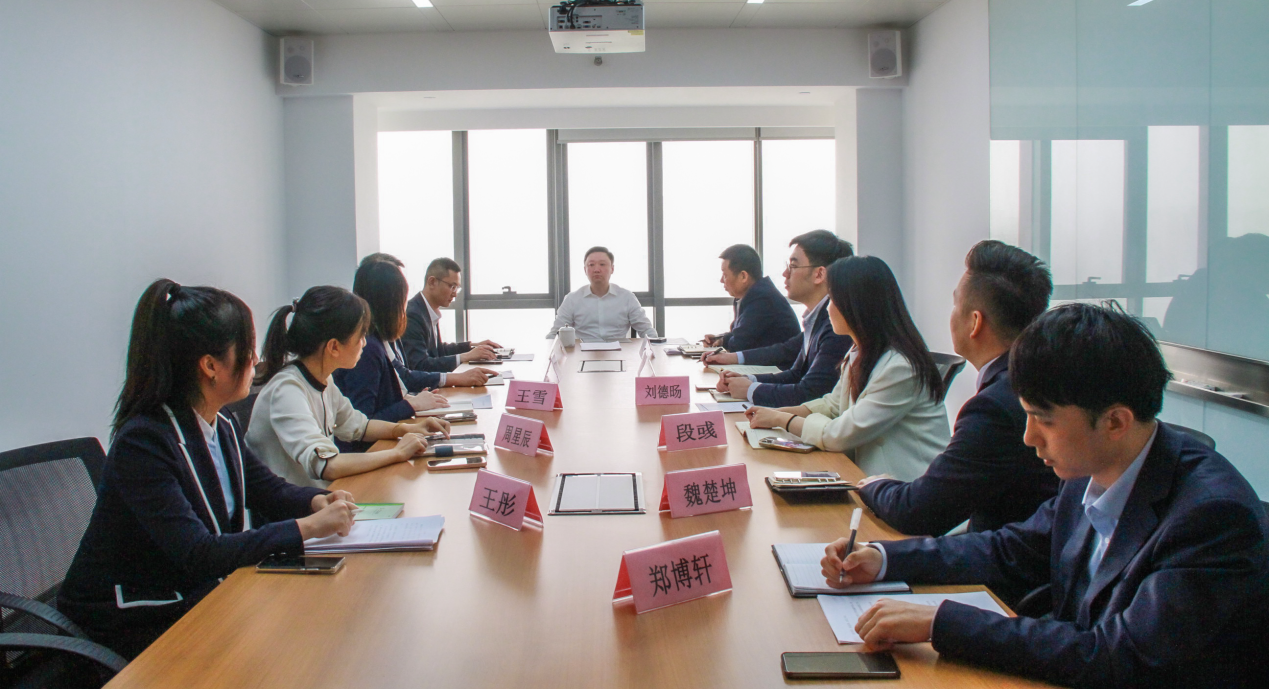 公司党委书记、董事长杜岩岫调研投行业务部