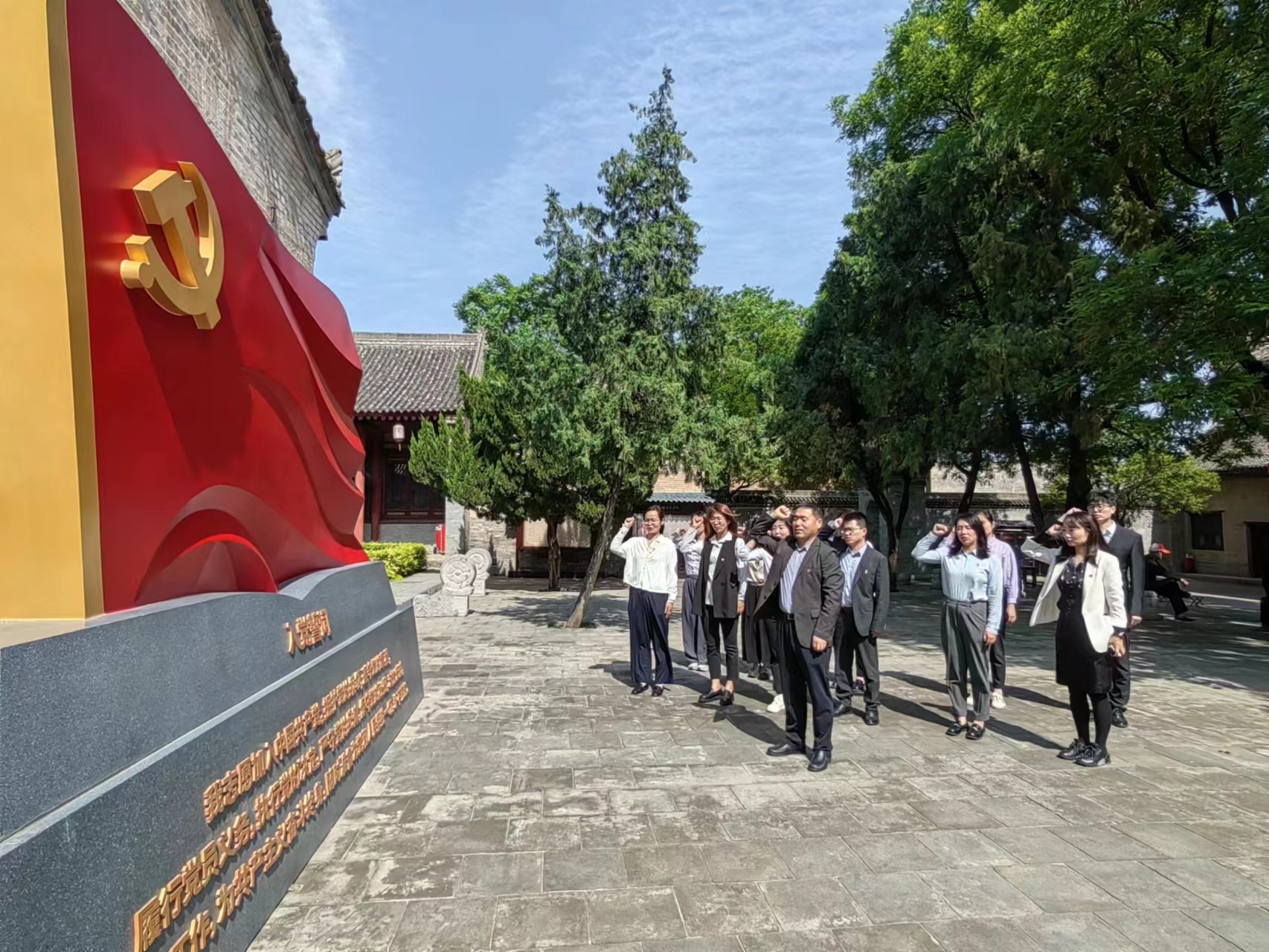 “重温红色岁月，弘扬革命精神” ——人力资源中心支部暨投资管理部党支部主题联合党日活动