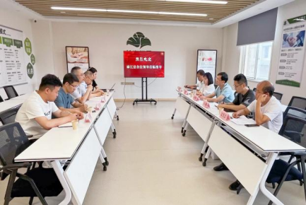 麻江县县委副书记、县人民政府县长杨兴涛一行到颐信养老公司进行康养项目考察